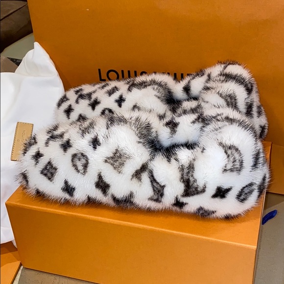 Louis Vuitton DREAMY FLAT LOAFER - Picture 3 of 7